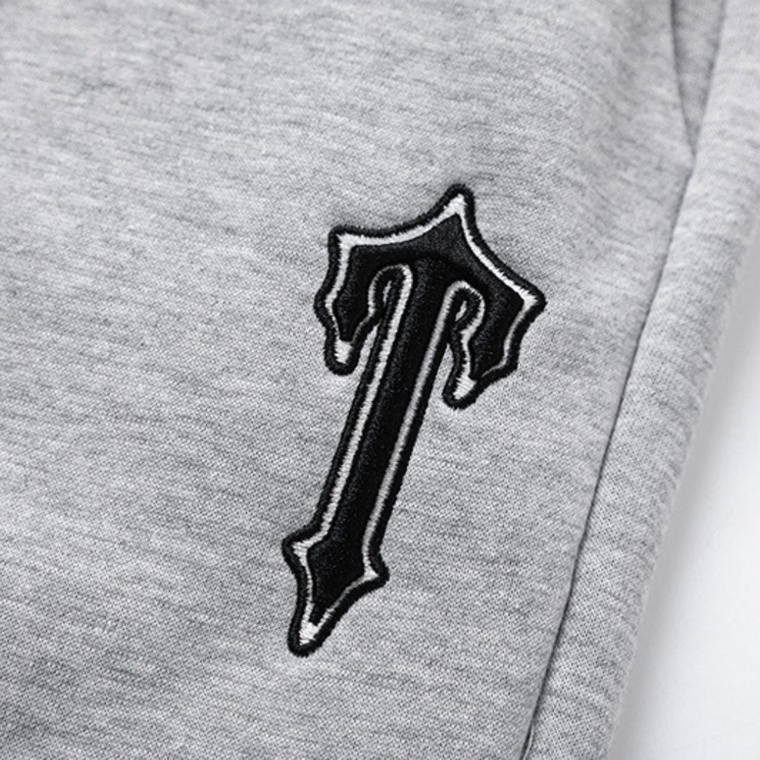 Survêtement gris à rayures en V décodé