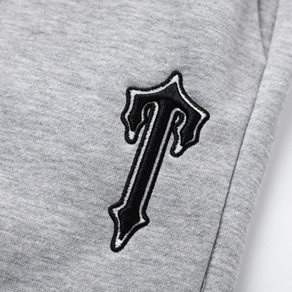 Survêtement gris à rayures en V décodé